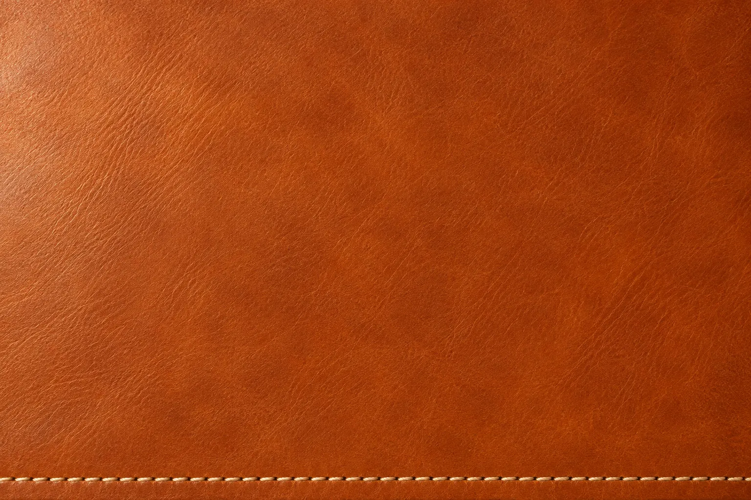 Pannello di vacchetta color cognac con cucitura a sellaio